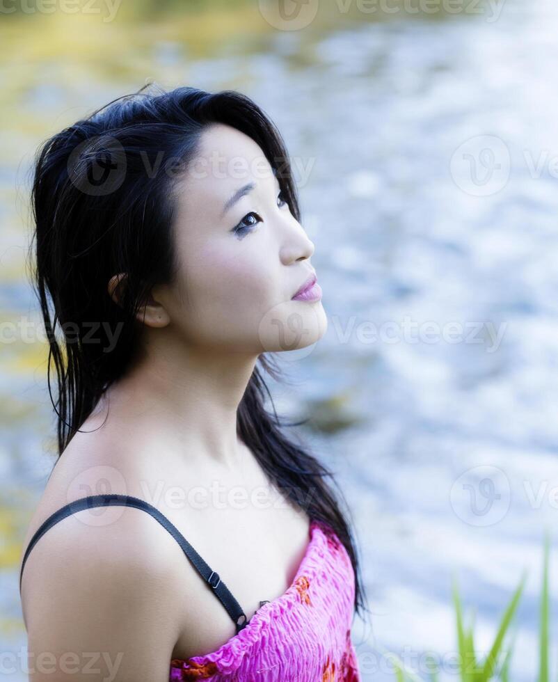 jong aantrekkelijk Japans Amerikaans vrouw buitenshuis portret foto