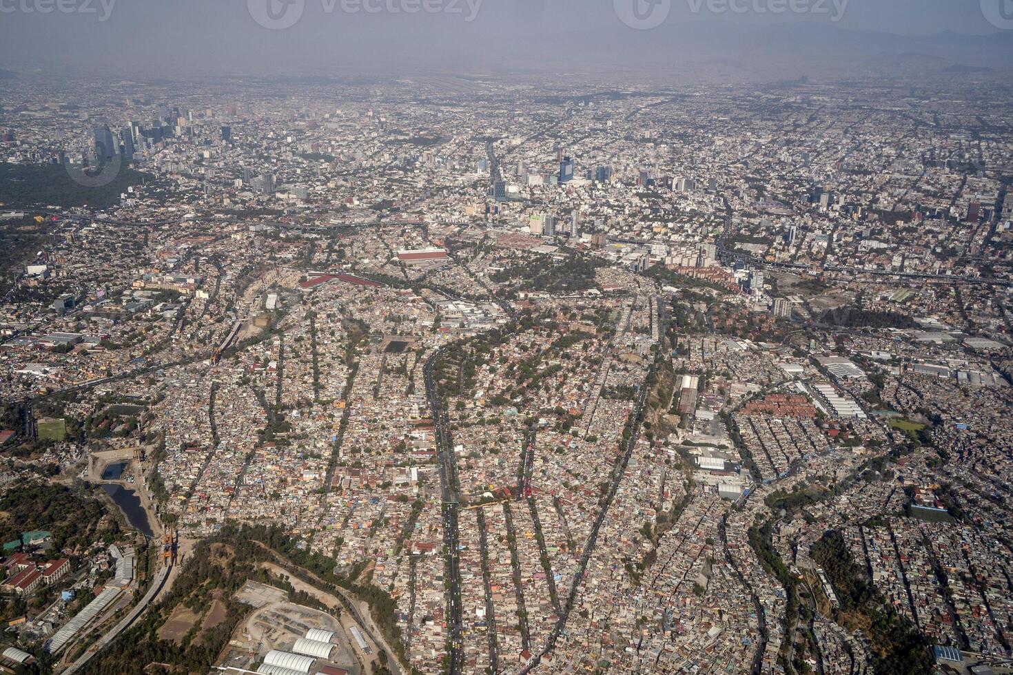 luchtfoto landschap van mexico-stad vanuit het vliegtuig foto