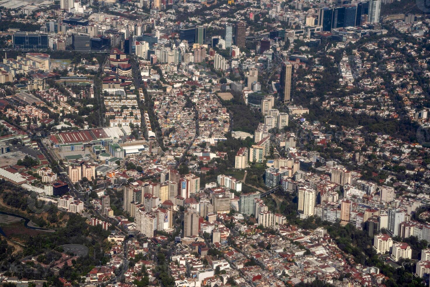 luchtfoto landschap van mexico-stad vanuit het vliegtuig foto