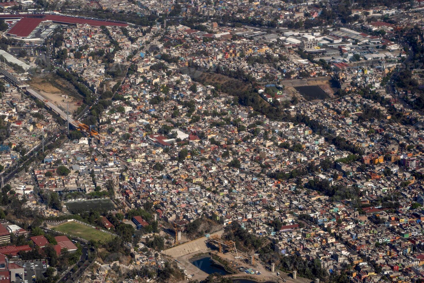 luchtfoto landschap van mexico-stad vanuit het vliegtuig foto