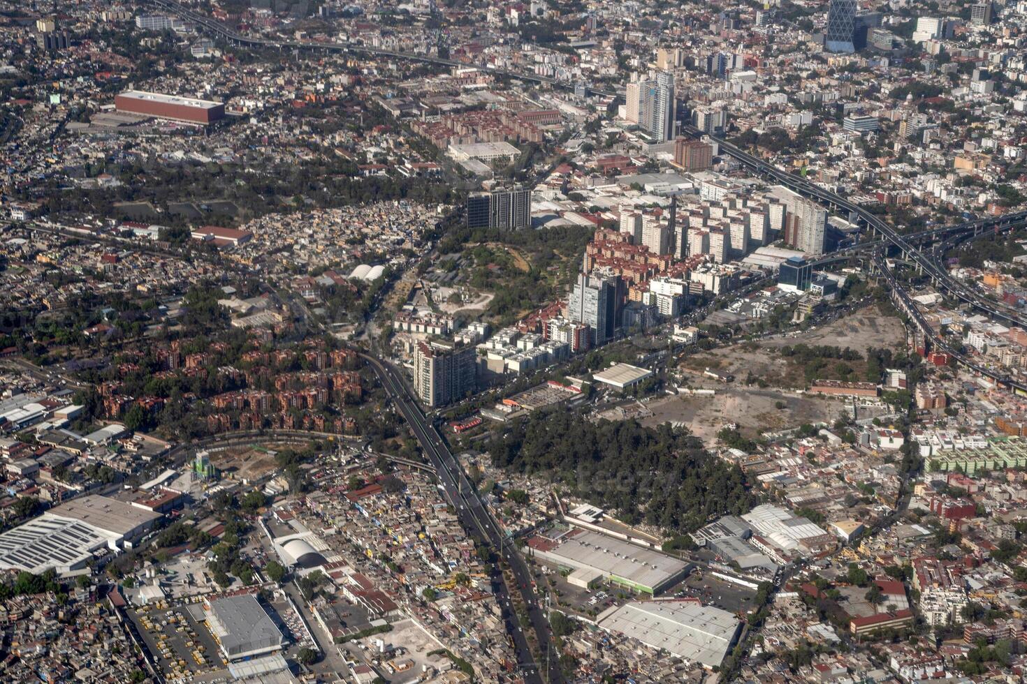 luchtfoto landschap van mexico-stad vanuit het vliegtuig foto