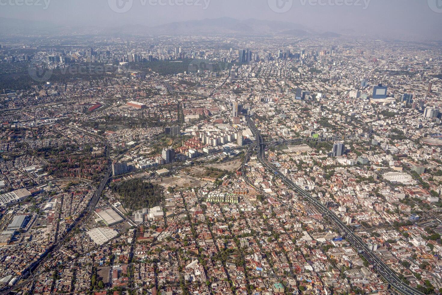 luchtfoto landschap van mexico-stad vanuit het vliegtuig foto