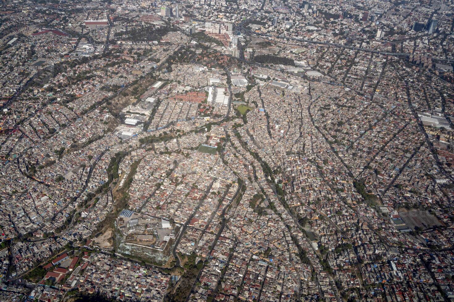 luchtfoto landschap van mexico-stad vanuit het vliegtuig foto