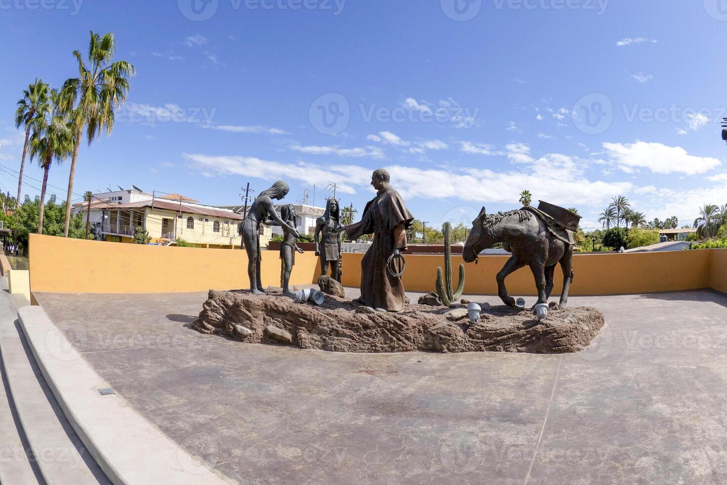 een beeldhouwwerk van aalmoezenier Juan Maria de salvatierra en cochimies in de openbaar plein van verhaal, baja Californië over, Mexico foto