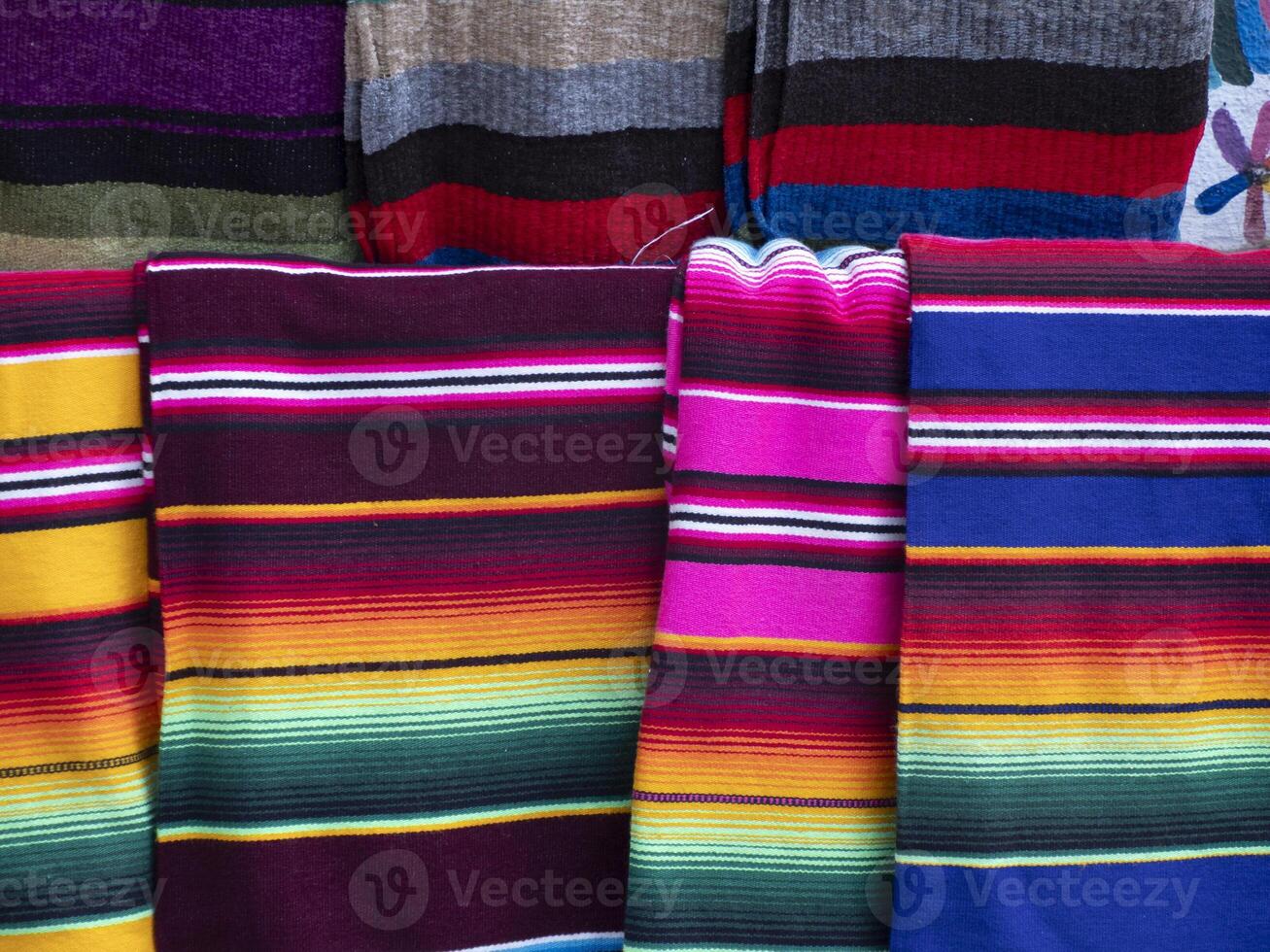 Mexicaans levendig kleuren kleding stof gestreept knapperig kleurrijk textuur, baja Californië sur Mexico foto