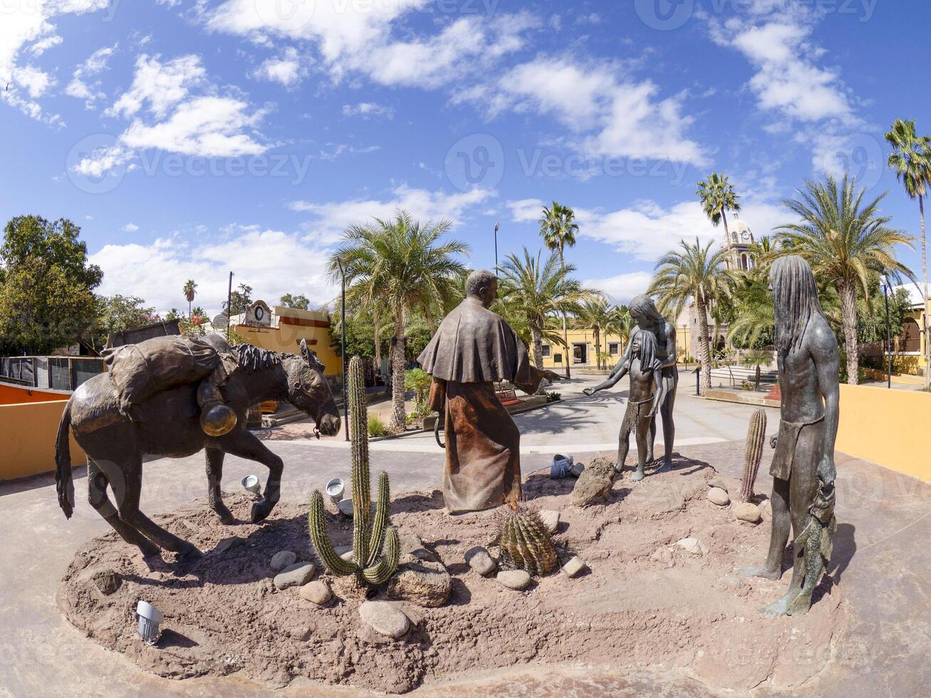 een beeldhouwwerk van aalmoezenier Juan Maria de salvatierra en cochimies in de openbaar plein van verhaal, baja Californië over, Mexico foto