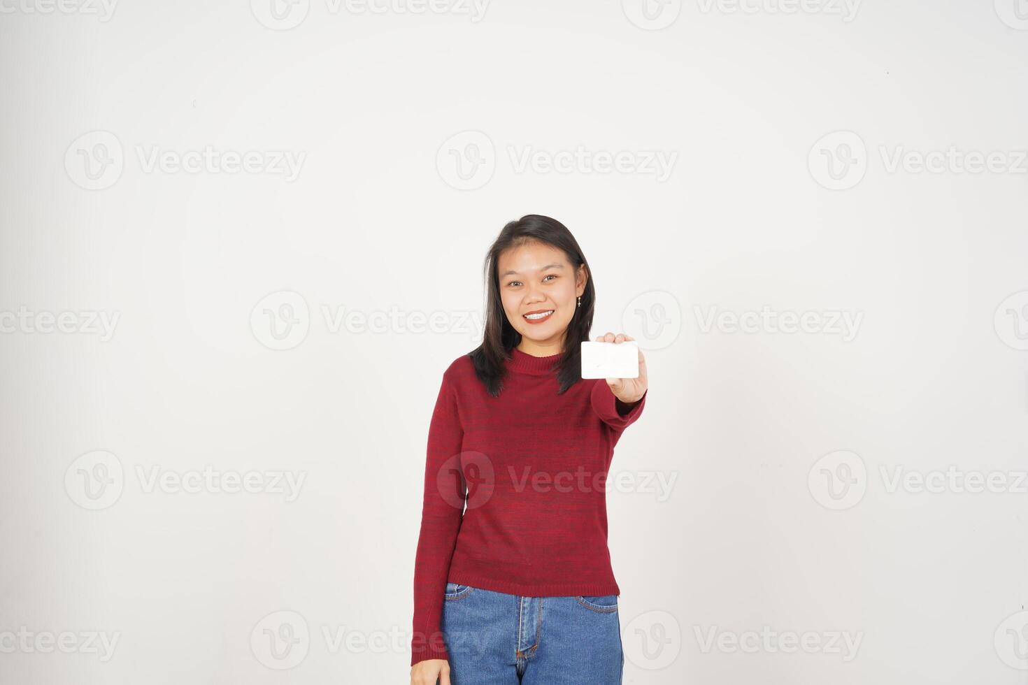 jong Aziatisch vrouw in rood t-shirt tonen blanco kaart geïsoleerd Aan wit achtergrond foto