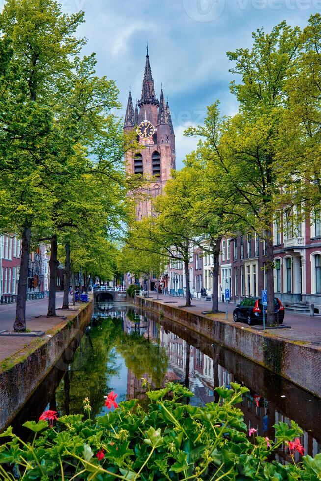 delt kanaal met fietsen en auto's geparkeerd langs. Delft, Nederland foto