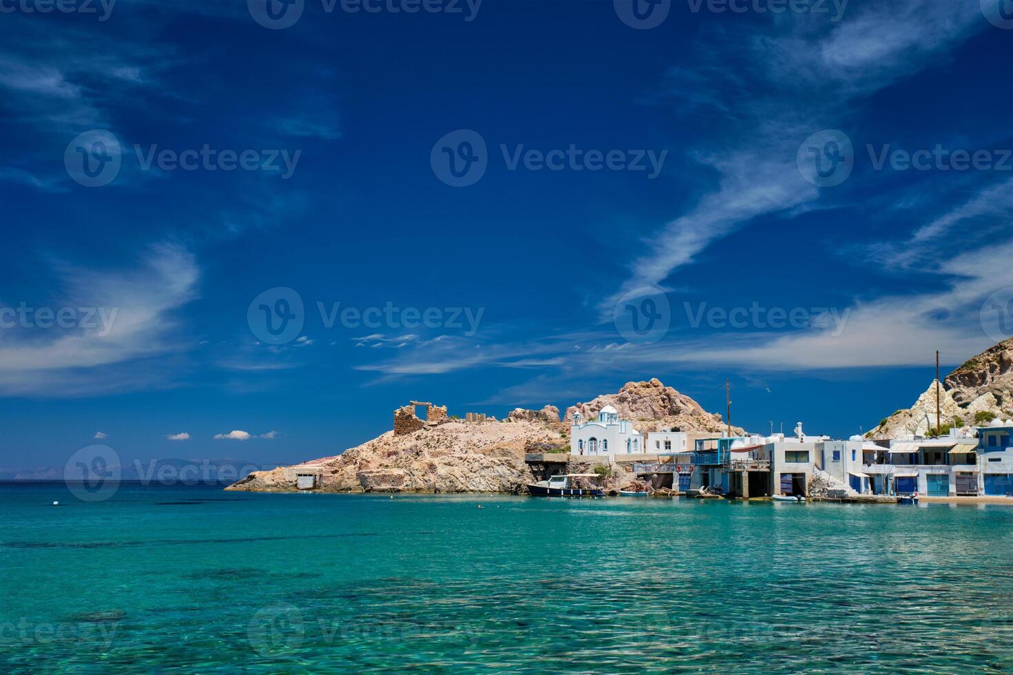 de strand van firapotamos in milos, Griekenland foto