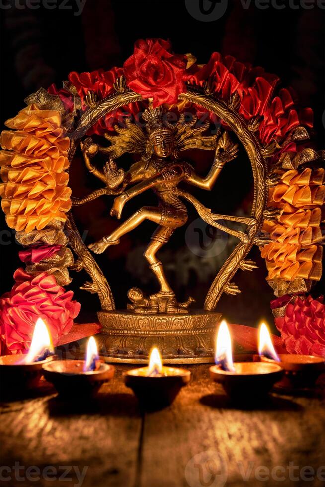 shiva nataraja met diwali lichten foto