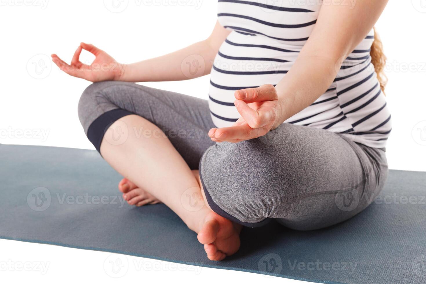 zwanger vrouw aan het doen yoga asana asana Sukhasana met kin mudra foto