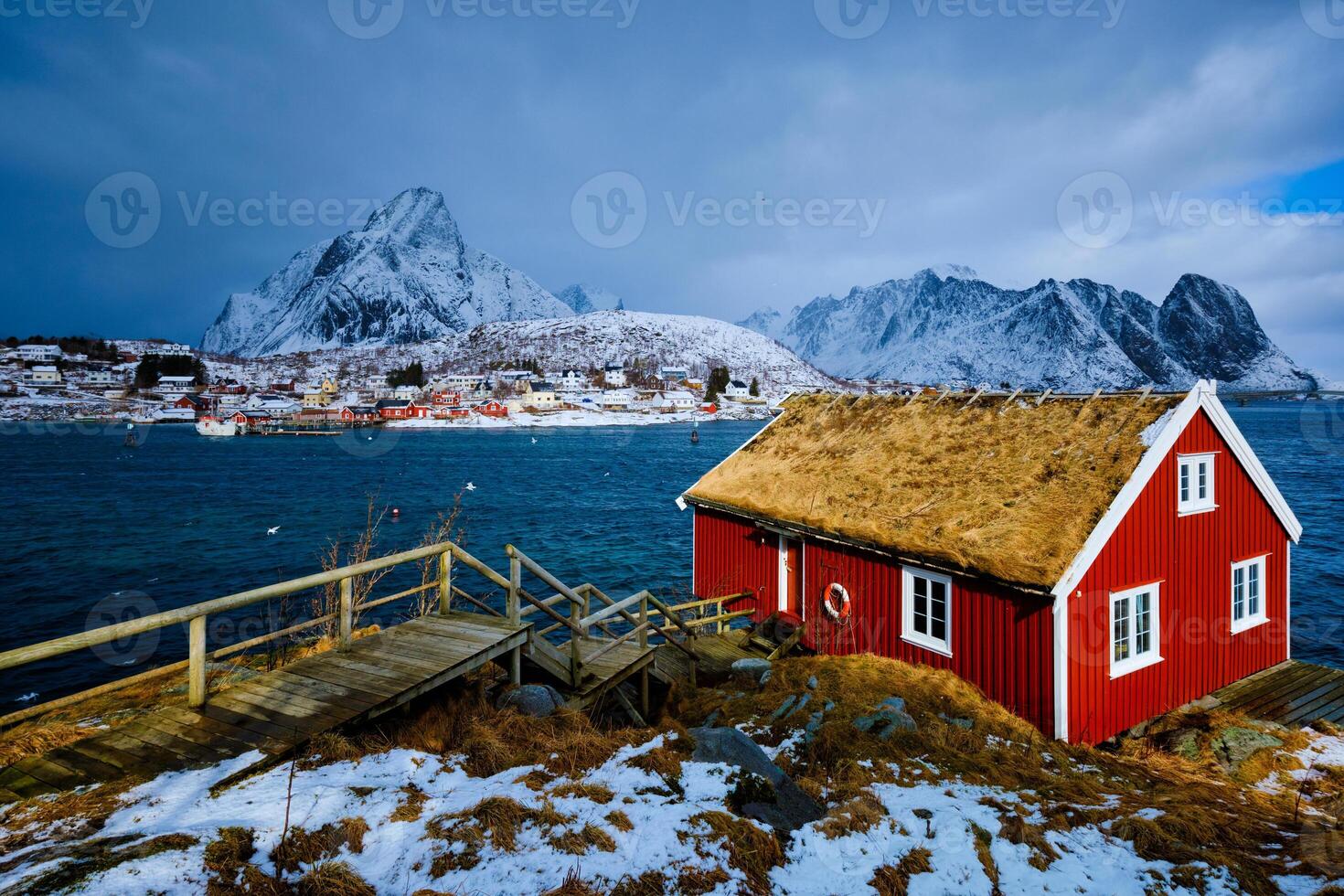 traditioneel rood rorbu huis in reine dorp Aan lofoten eilanden, foto