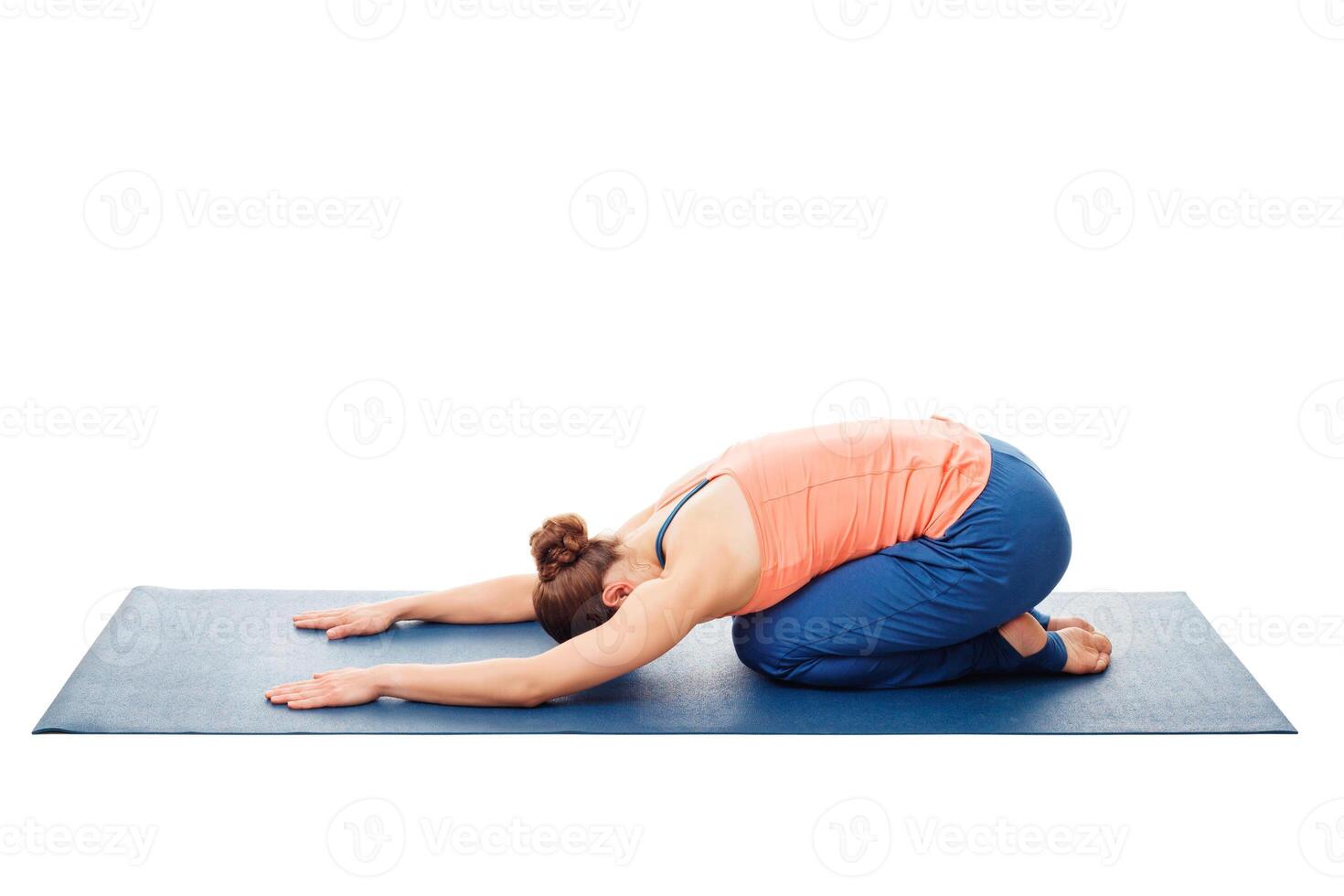 vrouw aan het doen Ashtanga Vinyasa yoga ontspanning asana balasana foto