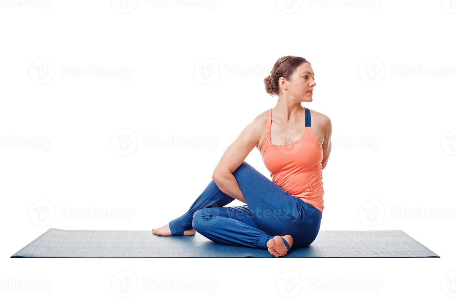 vrouw aan het doen Ashtanga Vinyasa yoga asana marichyasana d foto