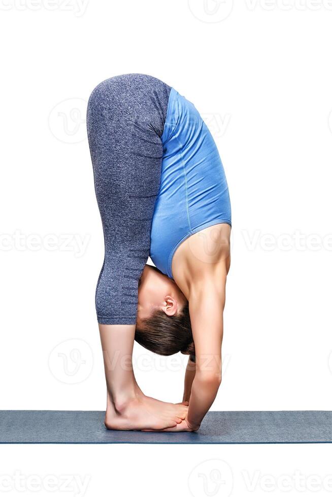 sportief fit vrouw praktijken yoga asana padahastasana foto