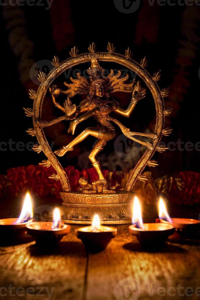 shiva nataraja met diwali lichten foto