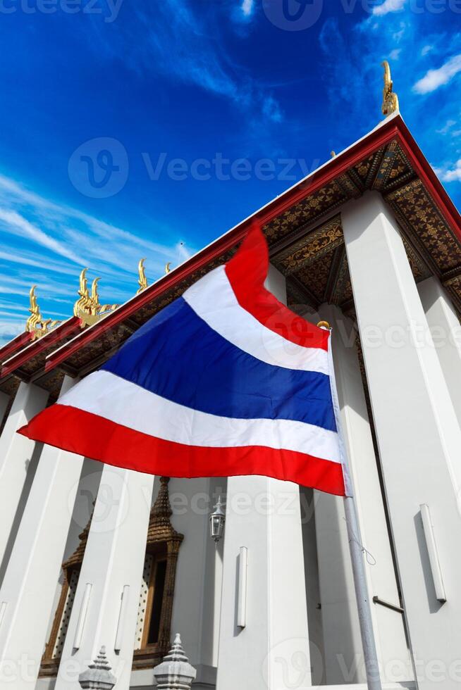 Thailand vlag en boeddhistisch tempel foto