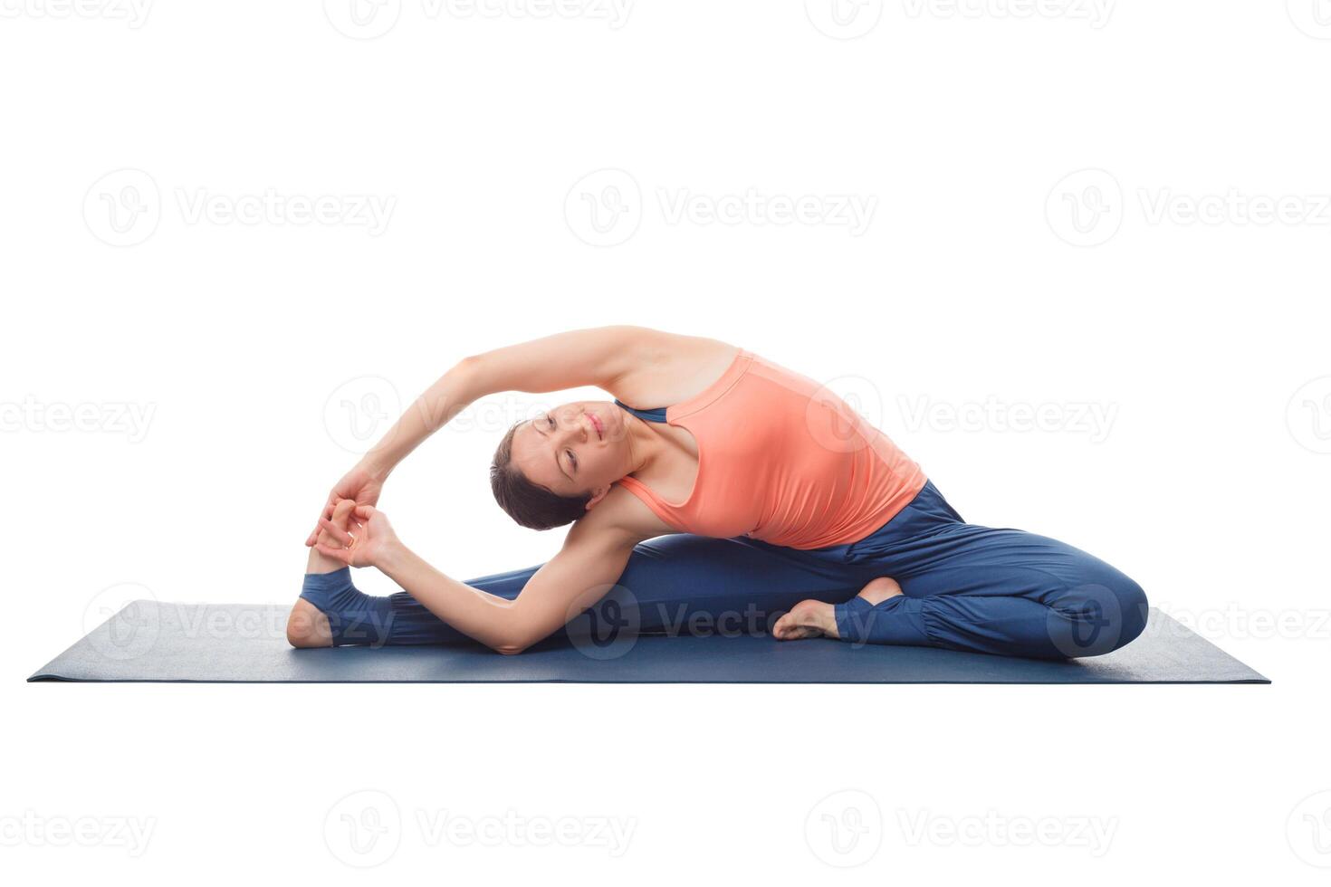 vrouw aan het doen yoga asana parivrtta janu sirshasana foto