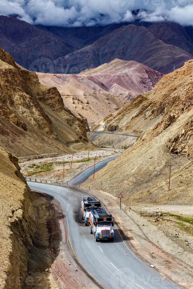 Indisch vrachtwagen vrachtwagens Aan snelweg in Himalaya. ladakh, Indië foto