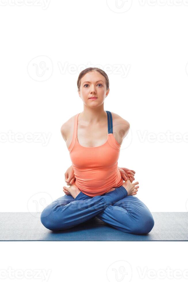 sportief fit vrouw aan het doen Ashtanga Vinyasa yoga asana baddha padma foto