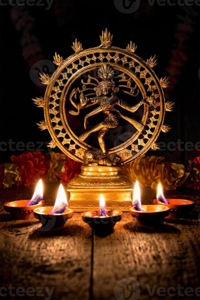 shiva nataraja met diwali lichten foto