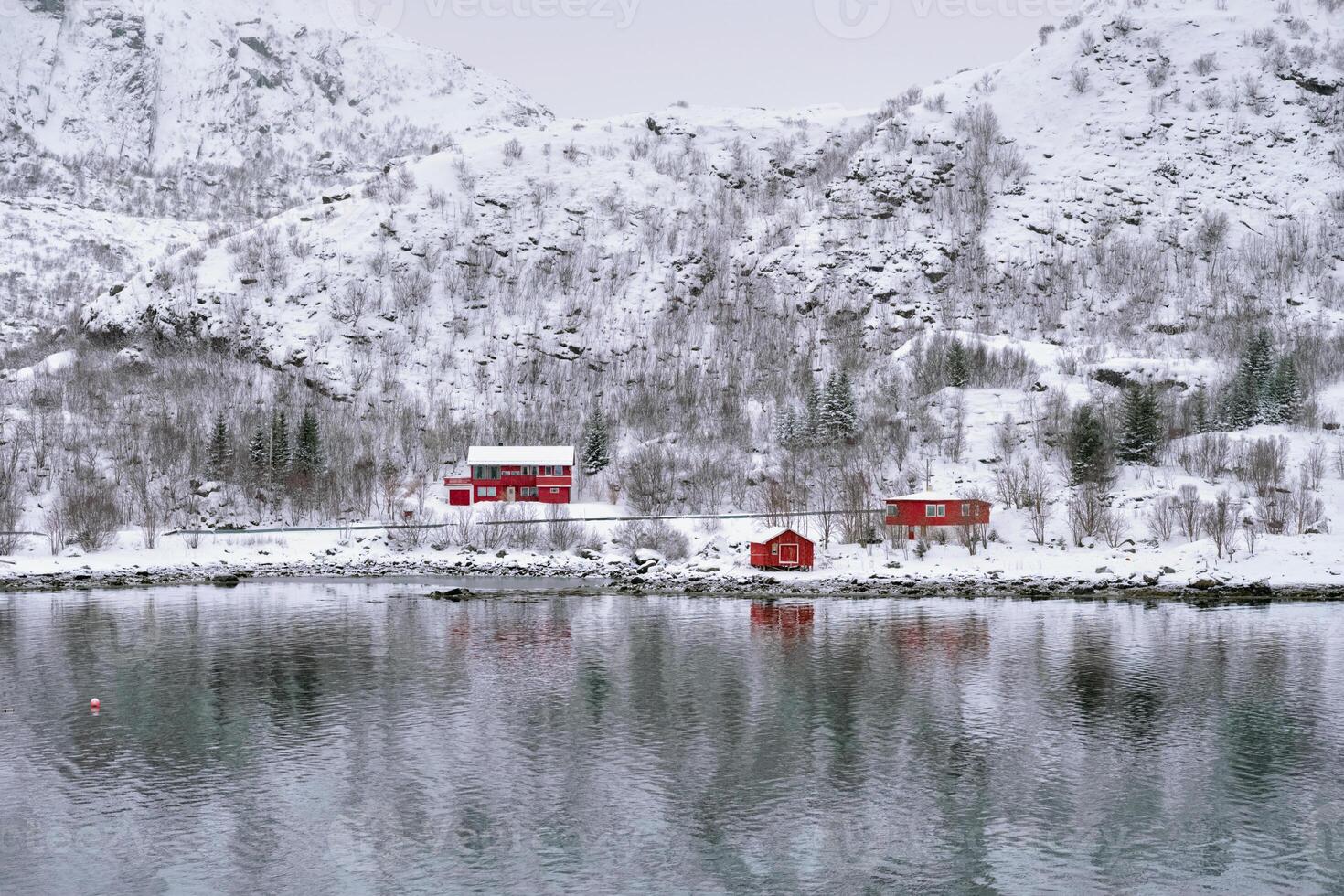 rood rorbu huizen in Noorwegen in winter foto