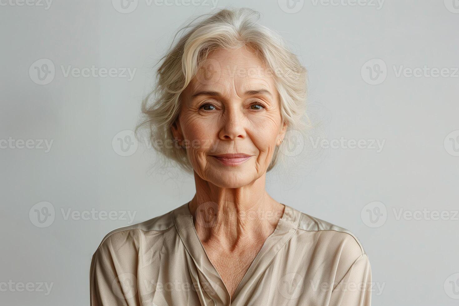 ai gegenereerd portret van gelukkig senior vrouw Aan een solide grijs achtergrond foto