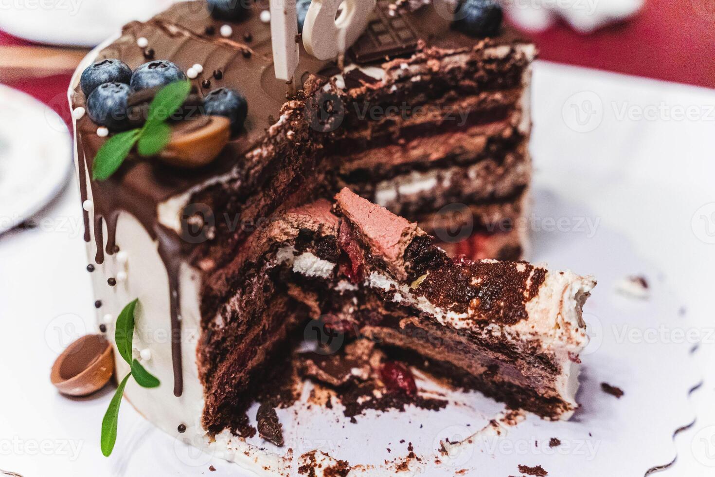 voortreffelijk chocola taart met BES en noot decoraties, ideaal voor verjaardag foto