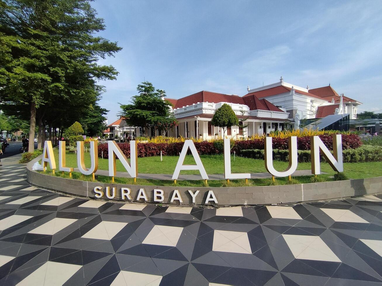 soera, Indonesië - bederven 03, 2024 - Surabaya plein en balai pemuda gebouw zijn een van de historisch gebouwen welke zijn beschermde door de Surabaya stad regering. foto