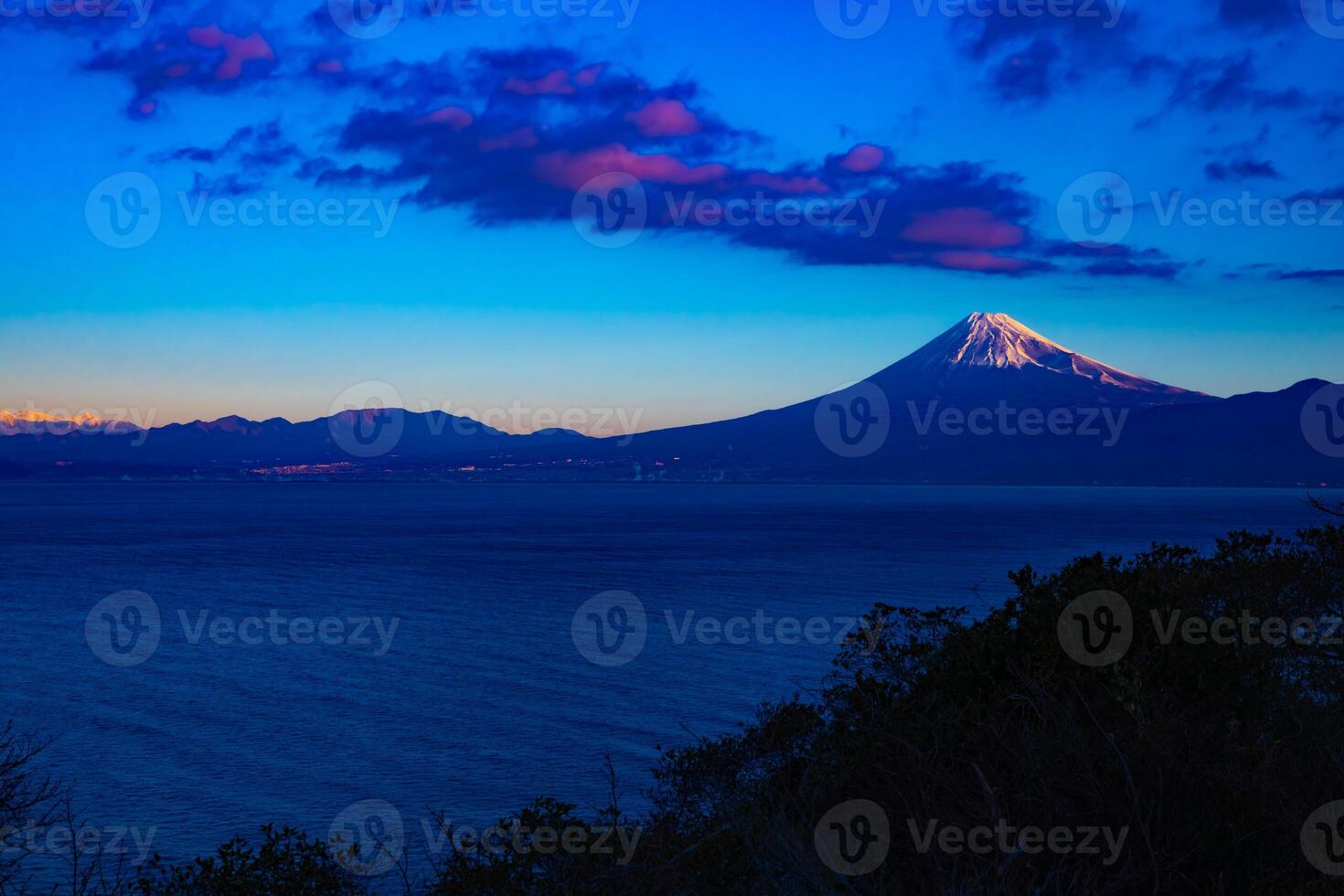 een dageraad landschap van mt fuji in de buurt suruga kust in shizuoka foto