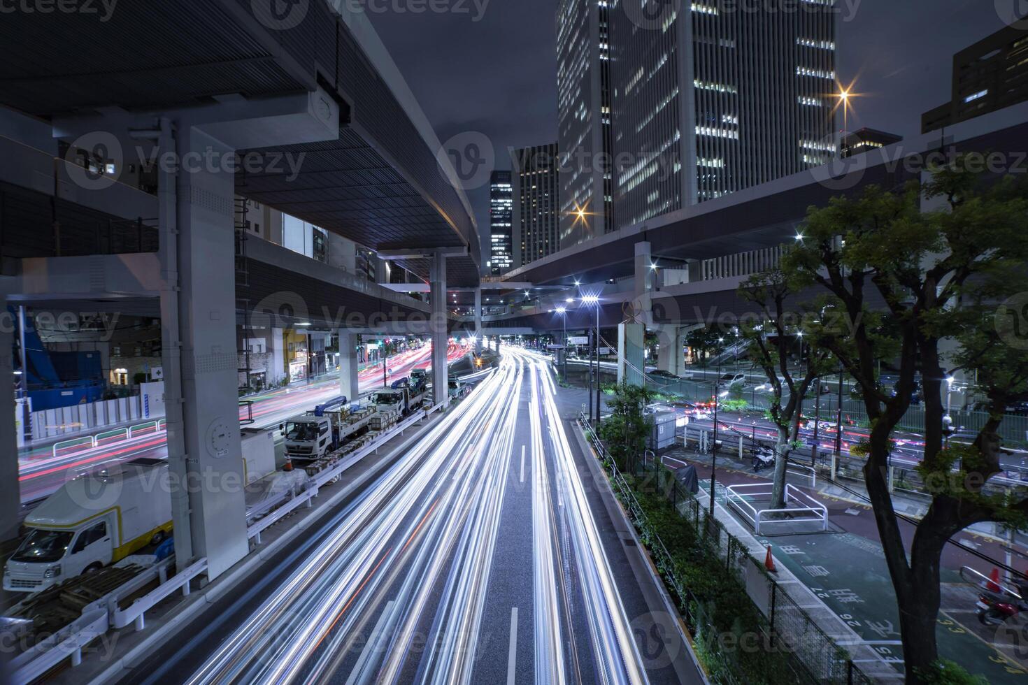 een nacht verkeer jam Bij de stedelijk straat in tokyo breed schot foto