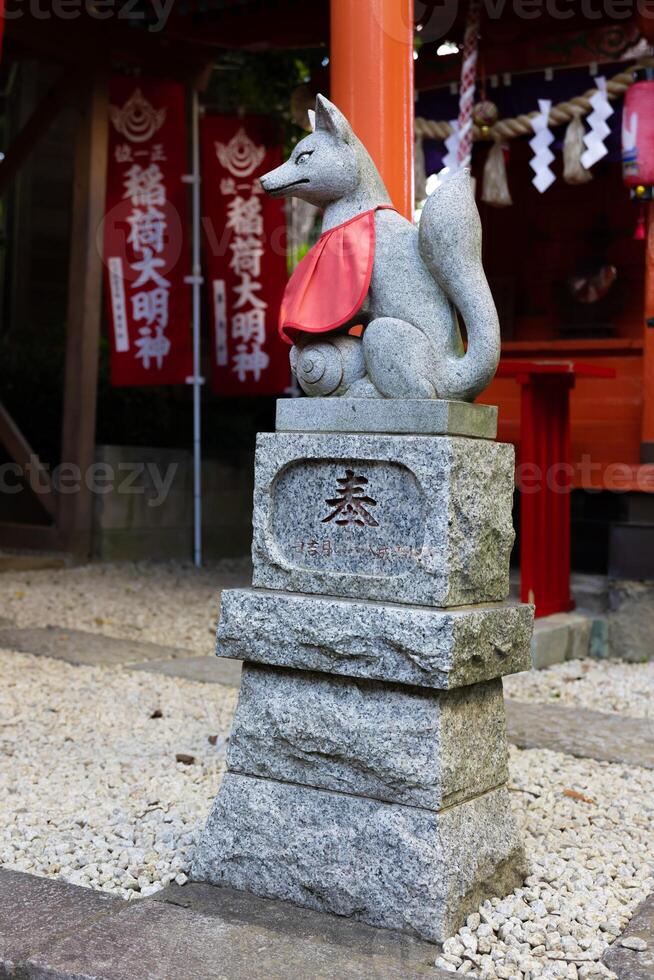 een standbeeld van vos Bij Japans altaar foto