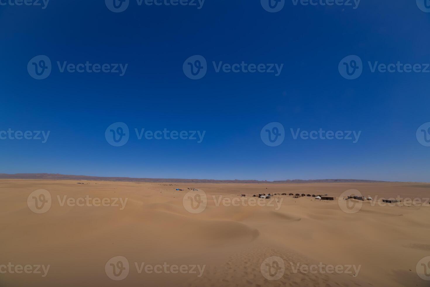 een panoramisch zand duin in de buurt de woestijn kamp Bij mhamid el gizlane in Marokko foto