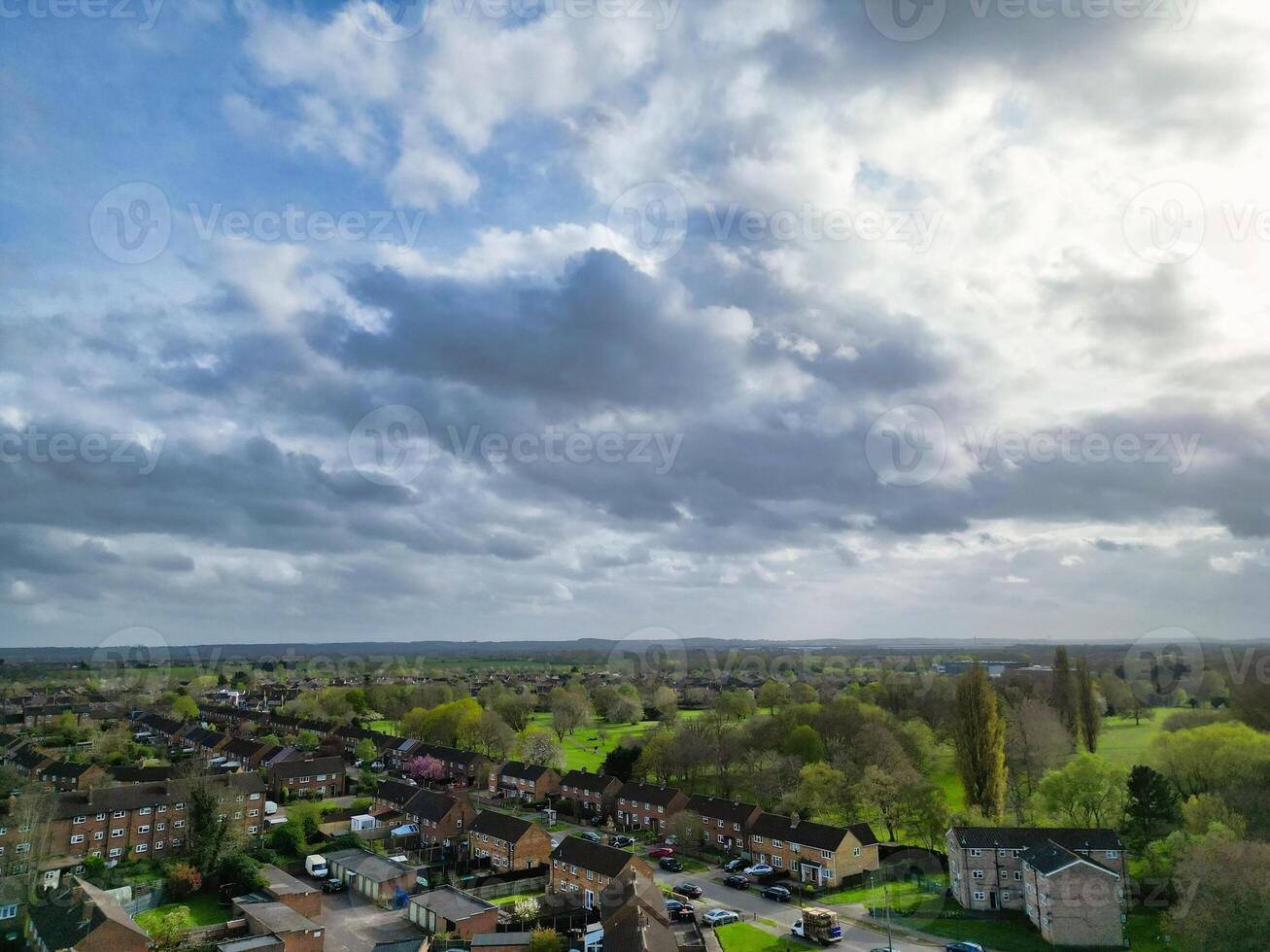 antenne visie van bedford stad van bedfordshire, Engeland uk gedurende winderig en bewolkt dag. april 5e, 2024 foto