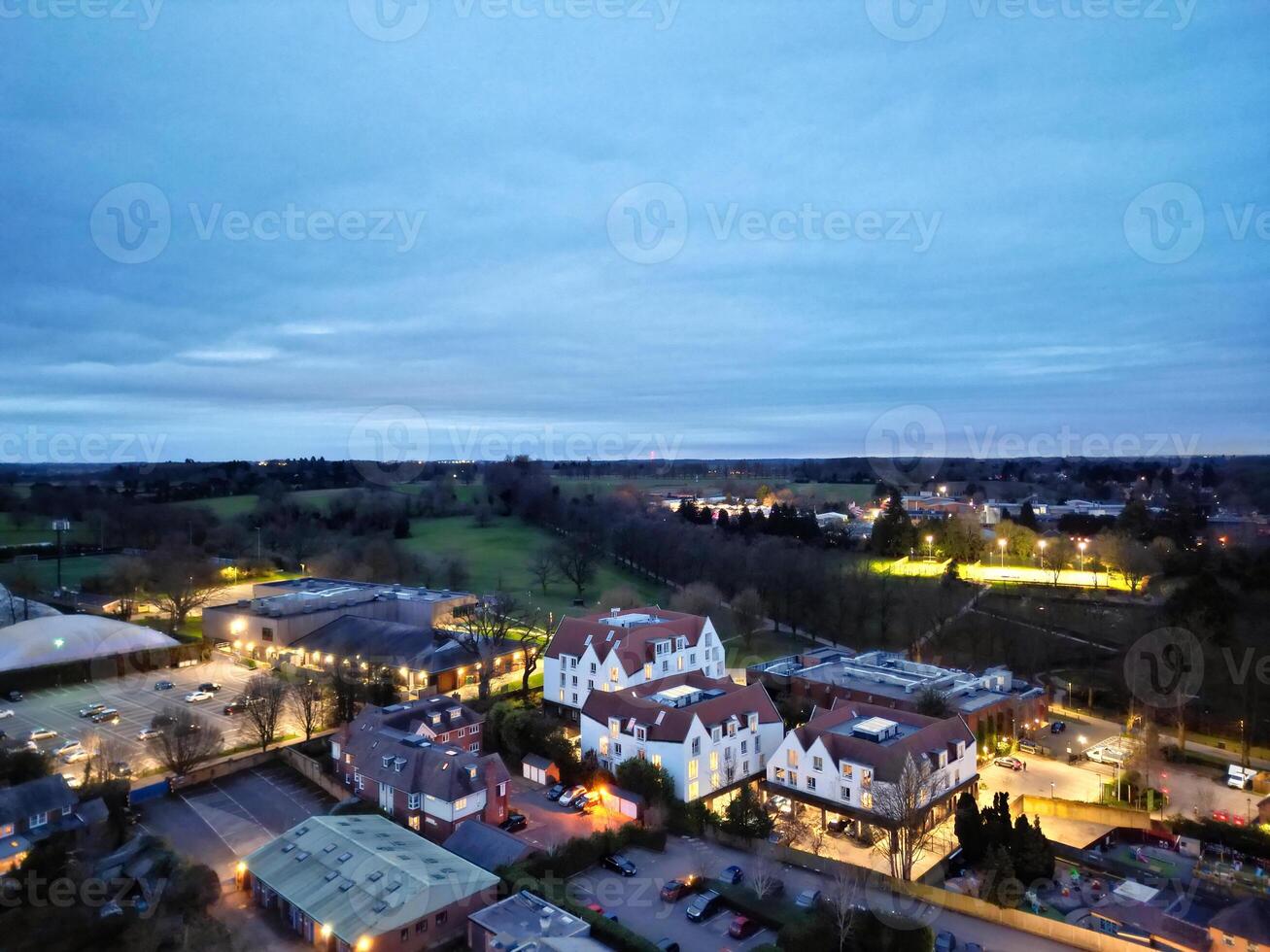 hoog hoek visie van verlichte centraal harpenden stad- van Engeland gedurende nacht. Verenigde koninkrijk. maart 16e, 2024 foto