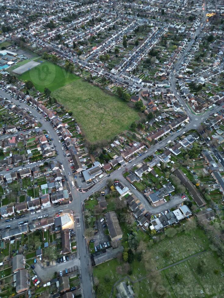 antenne visie van woon- landgoed Bij luton stad van Engeland gedurende zonsondergang. Verenigde koninkrijk. maart 17e, 2024 foto