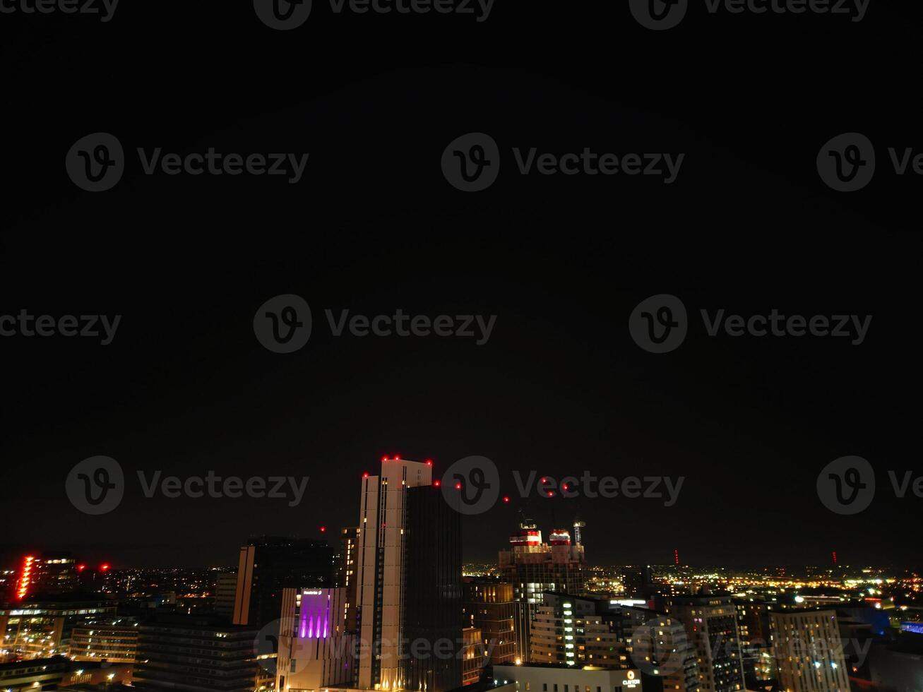 antenne nacht visie van verlichte stad centrum gebouwen van Birmingham centraal stad van Engeland Verenigde koninkrijk. maart 30e, 2024 foto