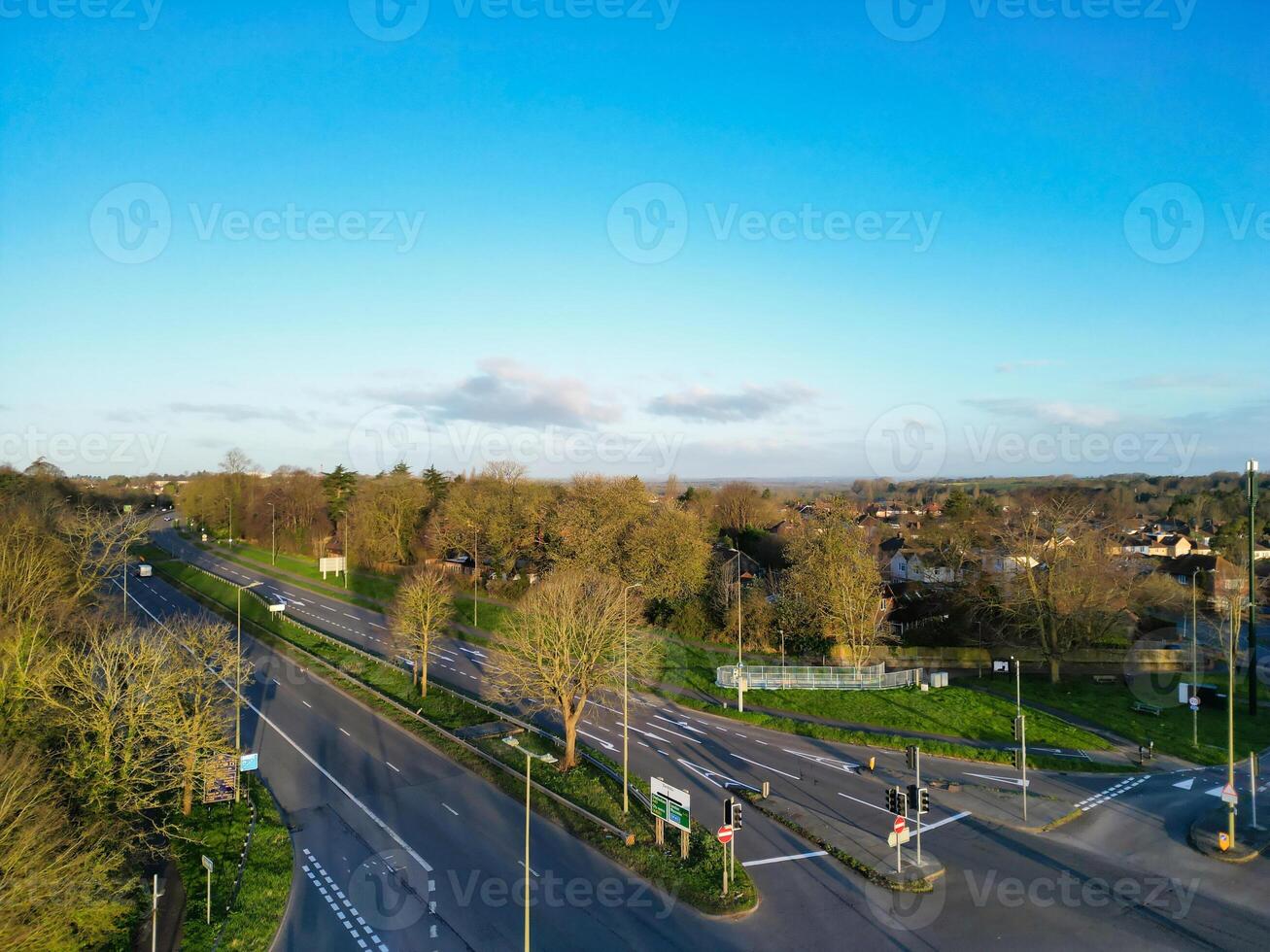 hoog hoek visie van park en rijden bus station Bij doornheuvel oxfordshire Engeland Verenigde koninkrijk gedurende zonsopkomst. maart 23e, 2024 foto