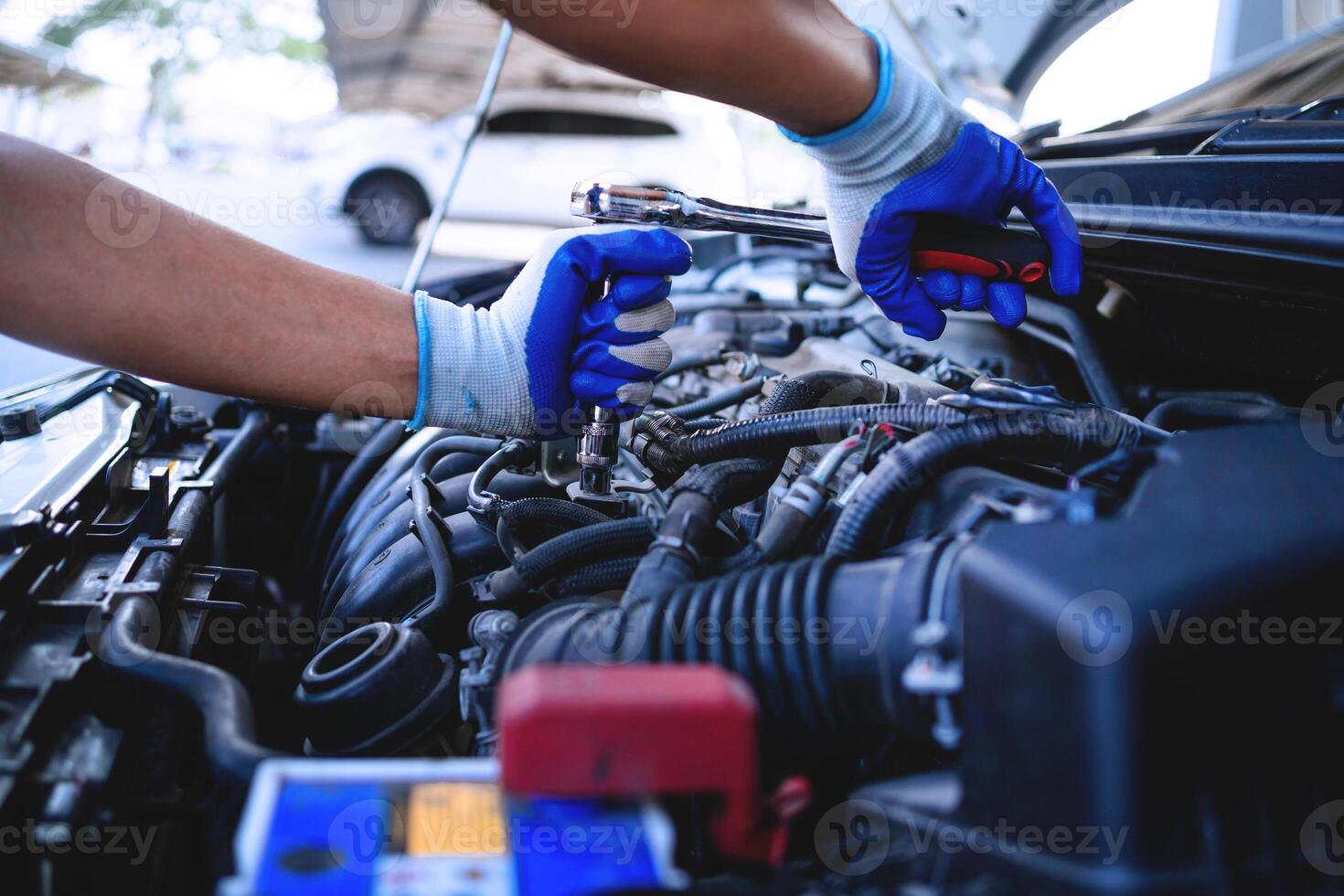 detailopname schot van auto mechanica handen werken Aan auto motor in reparatie winkel. auto onderhoud technicus werk in reparatie winkels en onderhoud Diensten foto