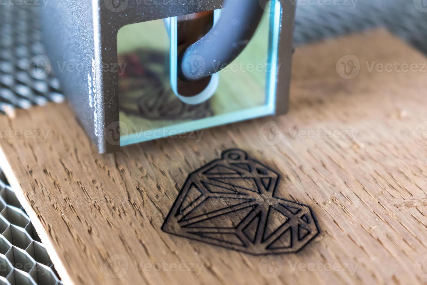 gravure en snijdend laser, voorbeeld van een hart Aan een houten ondersteuning foto