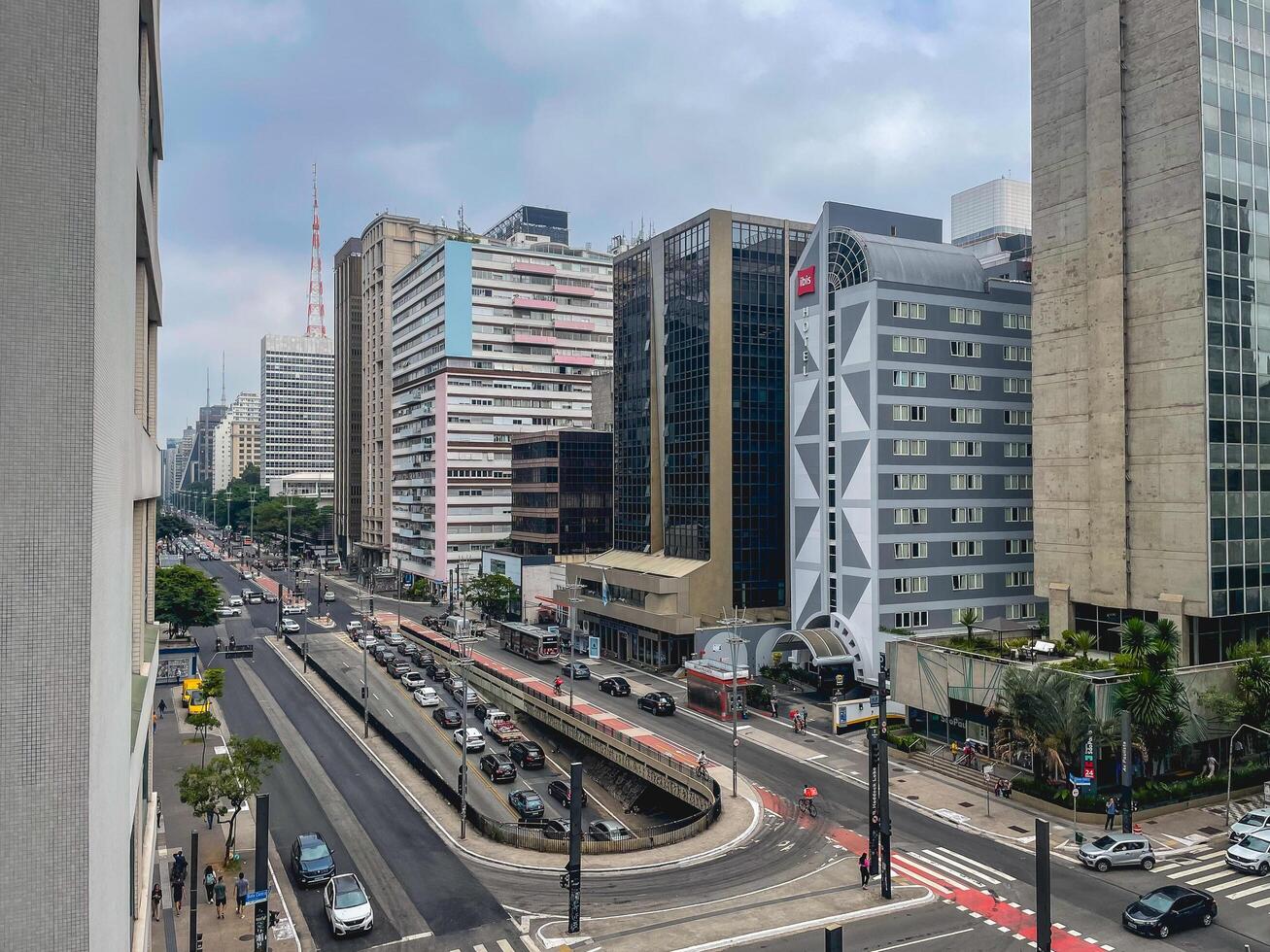 verkeer Bij Paulista Laan, sao paulus, Brazilië. maart 12 2024. foto