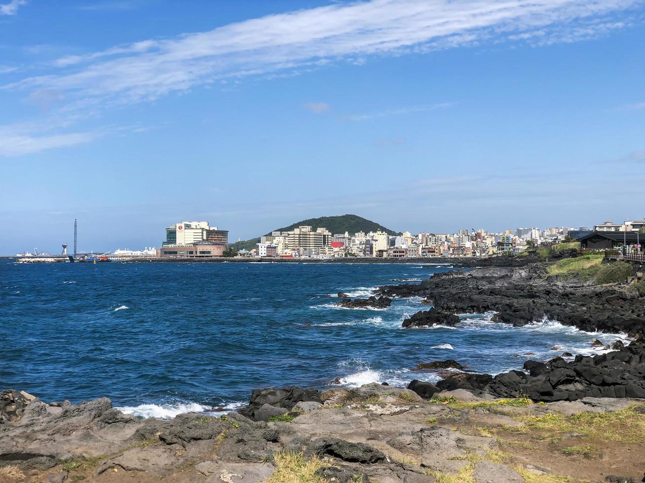 Seogwipo, Zuid-Korea. de baai van de stad Seogwipo foto