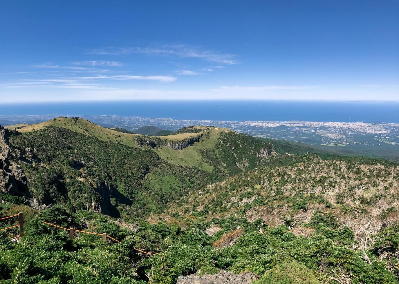 uitzicht vanaf hallasan vulkaan. eiland jeju, zuid-korea foto