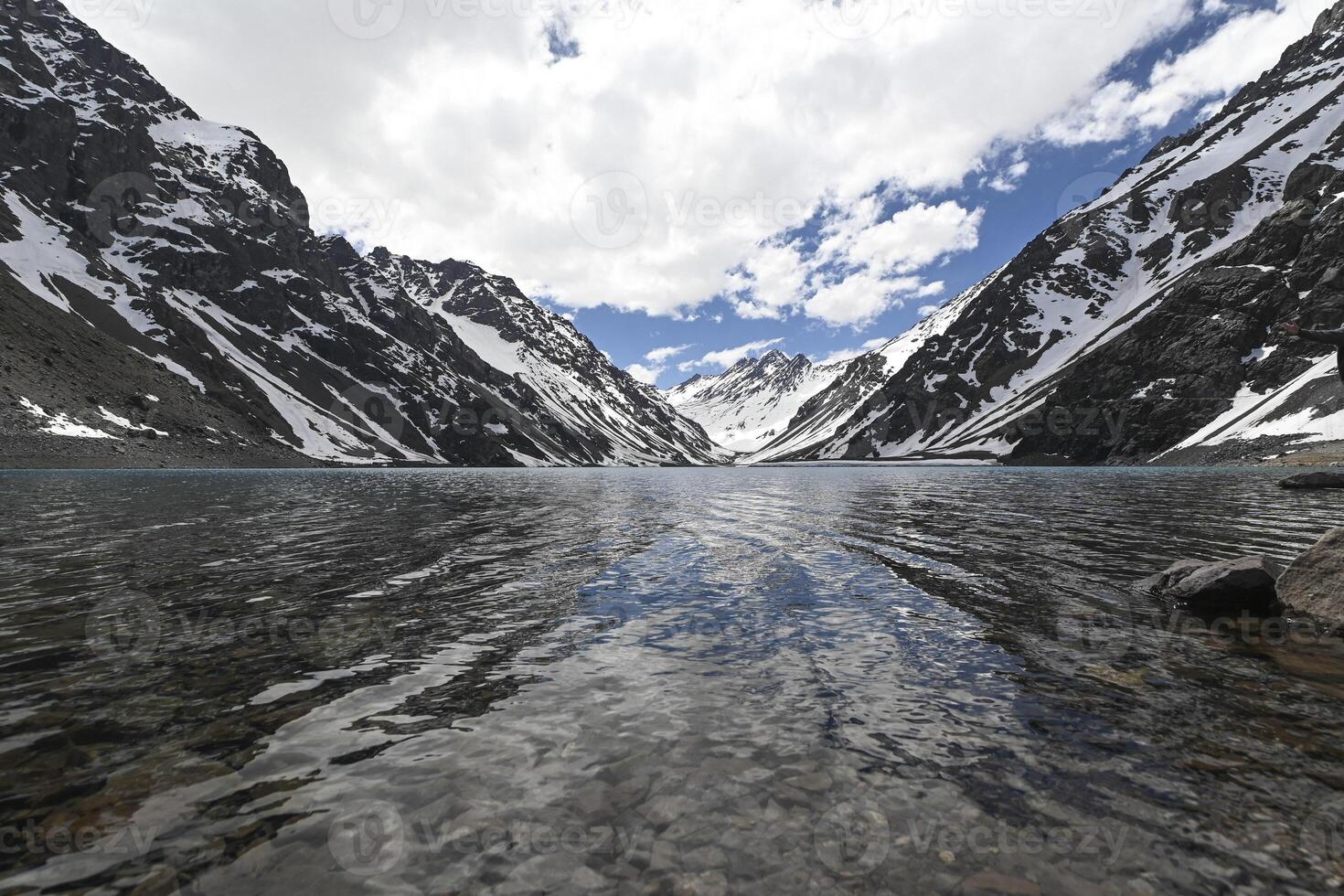 laguna del inca is een meer in de cordillera regio, Chili, in de buurt de grens met Argentinië. de meer is in de portillo regio foto