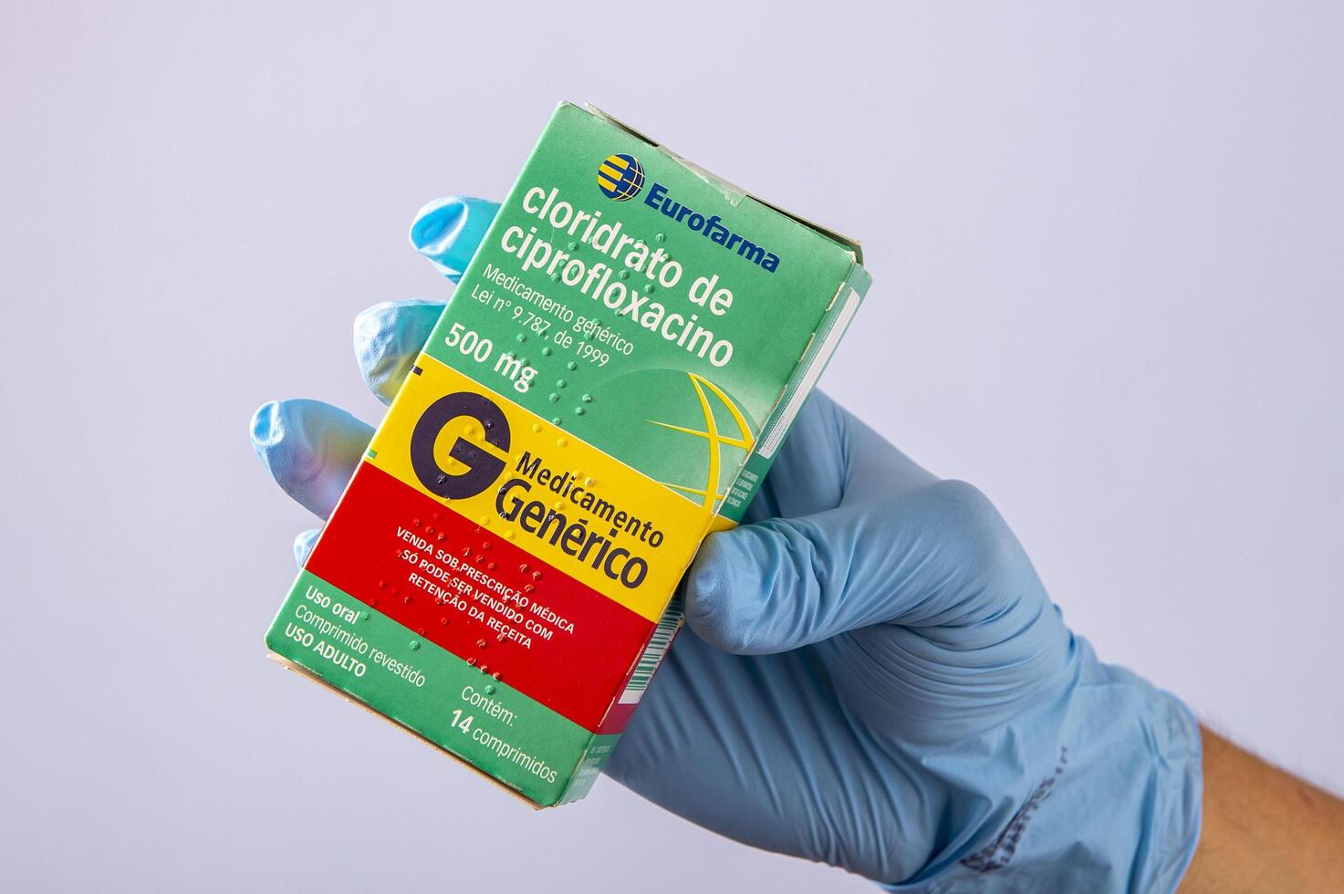 rio, Brazilië - januari 27, 2023, hand- met beschermend rubber handschoen Holding geneeskunde doos, citofloxacine hydrochloride foto