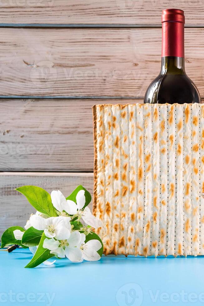 vieren voorjaar vakantie pascha. fles van wijn en traditioneel Joods matzo brood foto