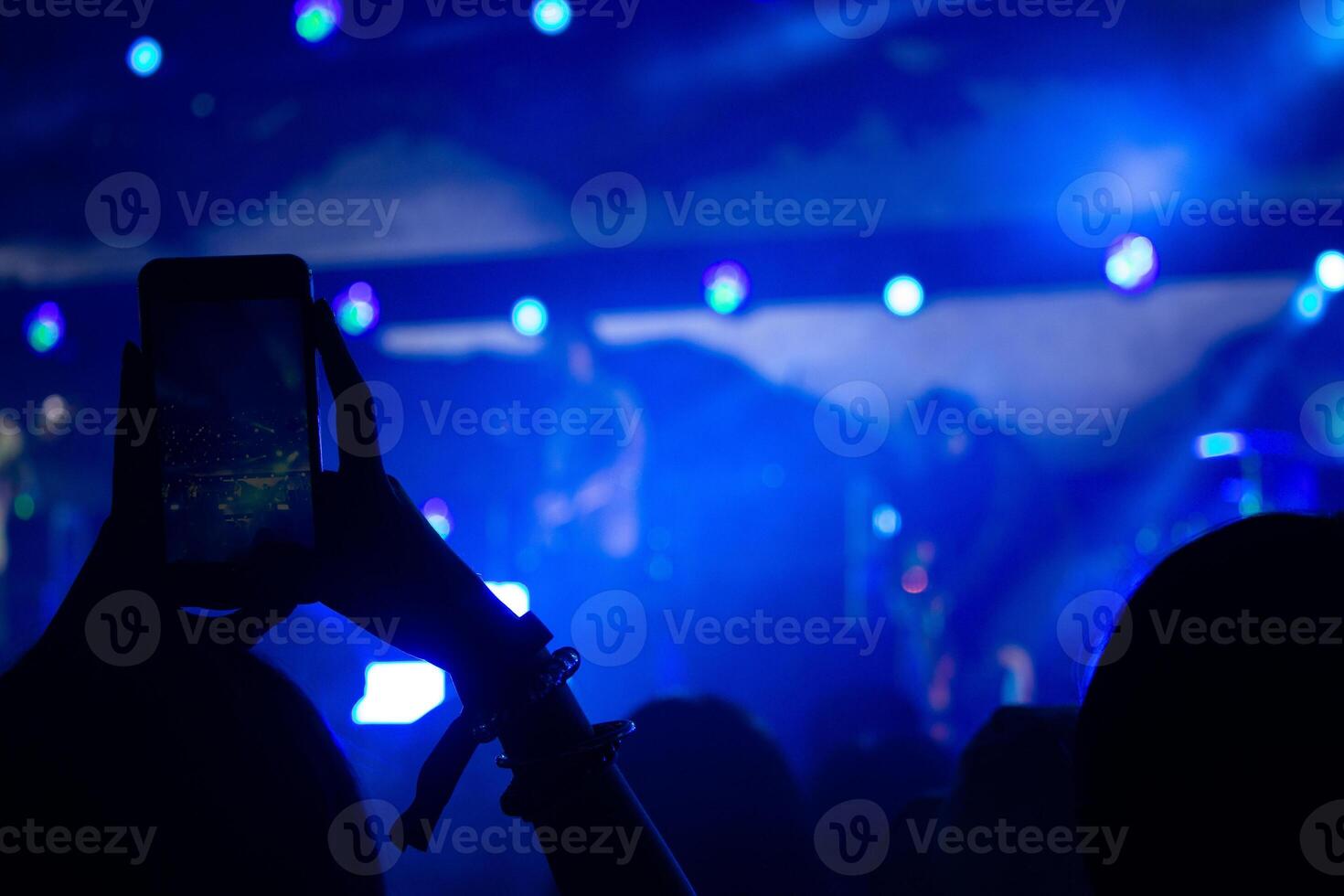 hand- met een smartphone records leven muziek- festival, nemen foto van concert fase, leven concert, muziek- festival