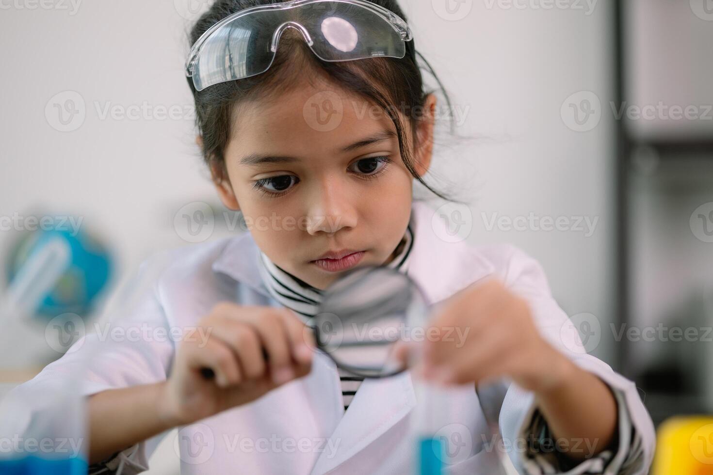 Aziatisch kind meisje aan het leren wetenschap chemie met test buis maken experiment Bij school- laboratorium. opleiding, wetenschap, chemie, en kinderen concepten. vroeg ontwikkeling van kinderen. foto