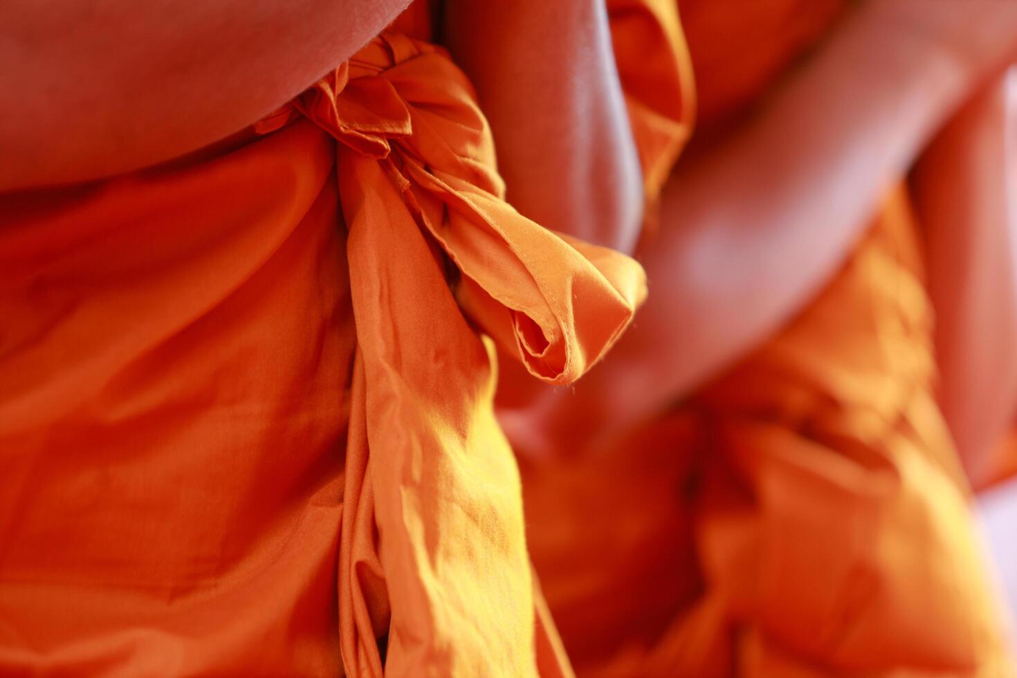 monniken zijn het uitvoeren van boeddhistisch rituelen naar bidden voor de zielen van de overleden naar Gaan naar hemel en vind geluk na dood. de concept van boeddhistisch rituelen naar bidden voor de geesten van de overleden. foto