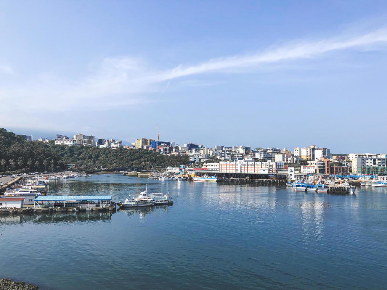 Seogwipo, Zuid-Korea. de baai van de stad Seogwipo foto